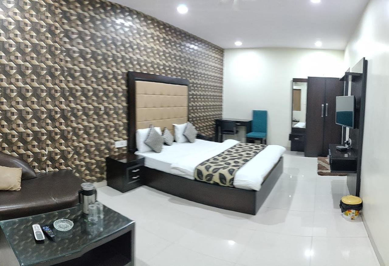 Hotel Mandakini Lush Kānpur Exterior foto